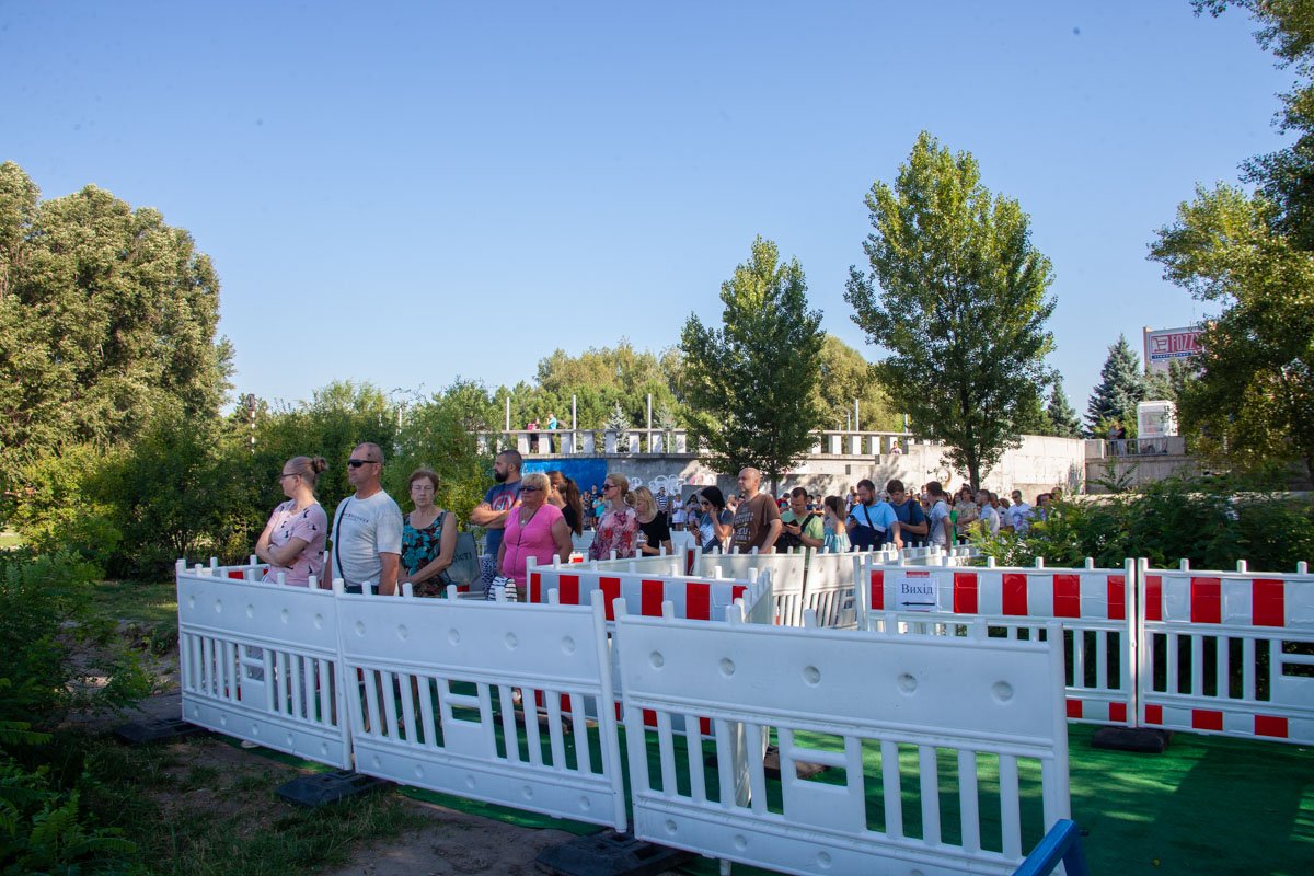 В Днепре из-за перекрытия Нового моста люди стоят в огромных очередях на корабль 5