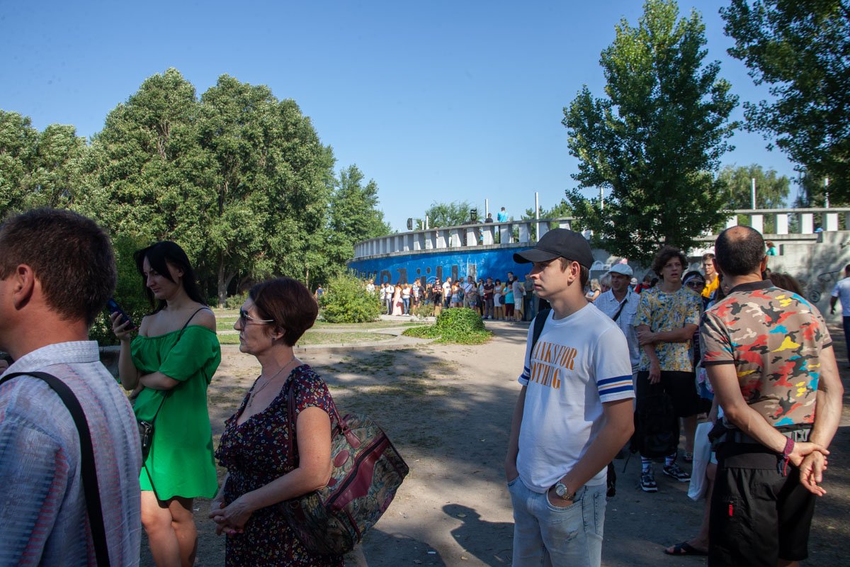 В Днепре из-за перекрытия Нового моста люди стоят в огромных очередях на корабль 6