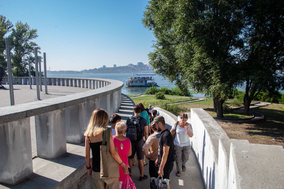 В Днепре из-за перекрытия Нового моста люди стоят в огромных очередях на корабль 7