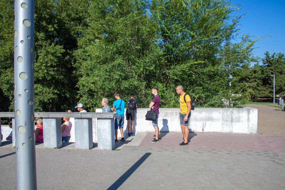 В Днепре из-за перекрытия Нового моста люди стоят в огромных очередях на корабль 8