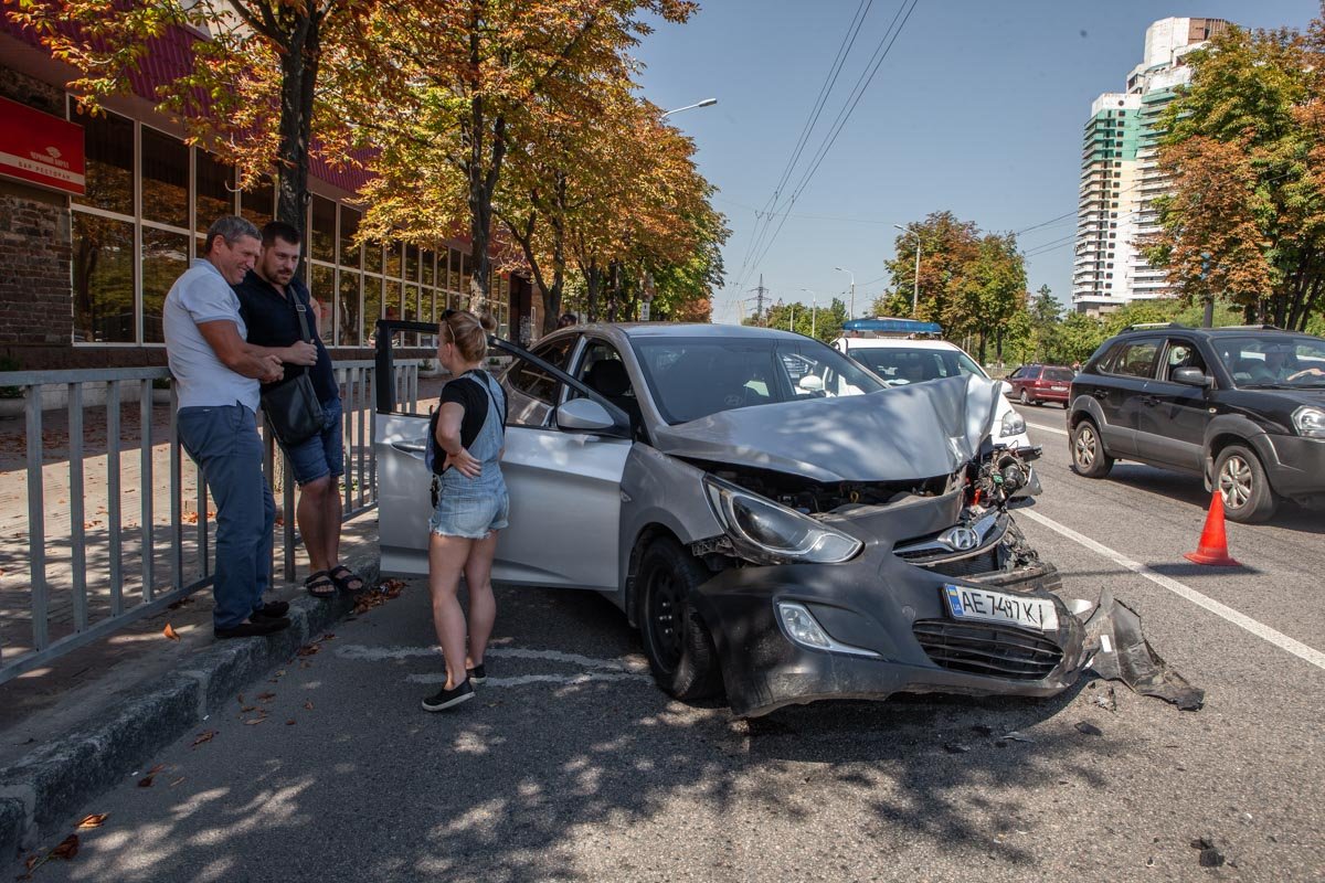 В Днепре на Сичеславской Набережной столкнулись Volkswagen и Hyundai: В Днепре на Сичеславской Набережной столкнулись Volkswagen и Hyundai: