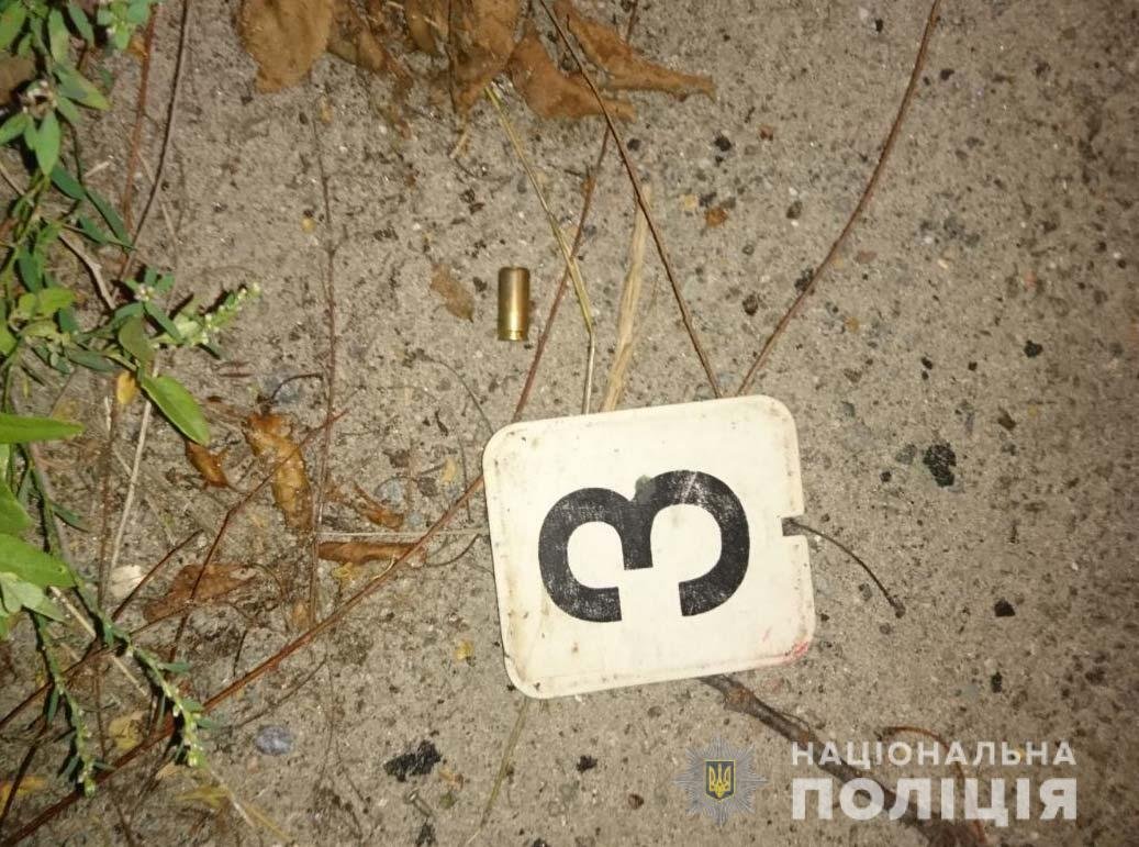В ходе осмотра места происшествия полицейские обнаружили пистолет для стрельбы резиновыми пулями и стреляные гильзы В ходе осмотра места происшествия полицейские обнаружили пистолет для стрельбы резиновыми пулями и стреляные гильзы