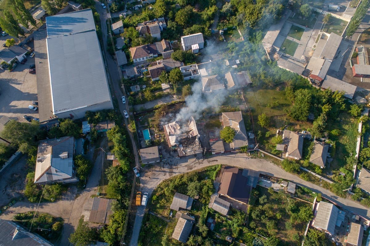 Подъезды к дому перекрыли правоохранители