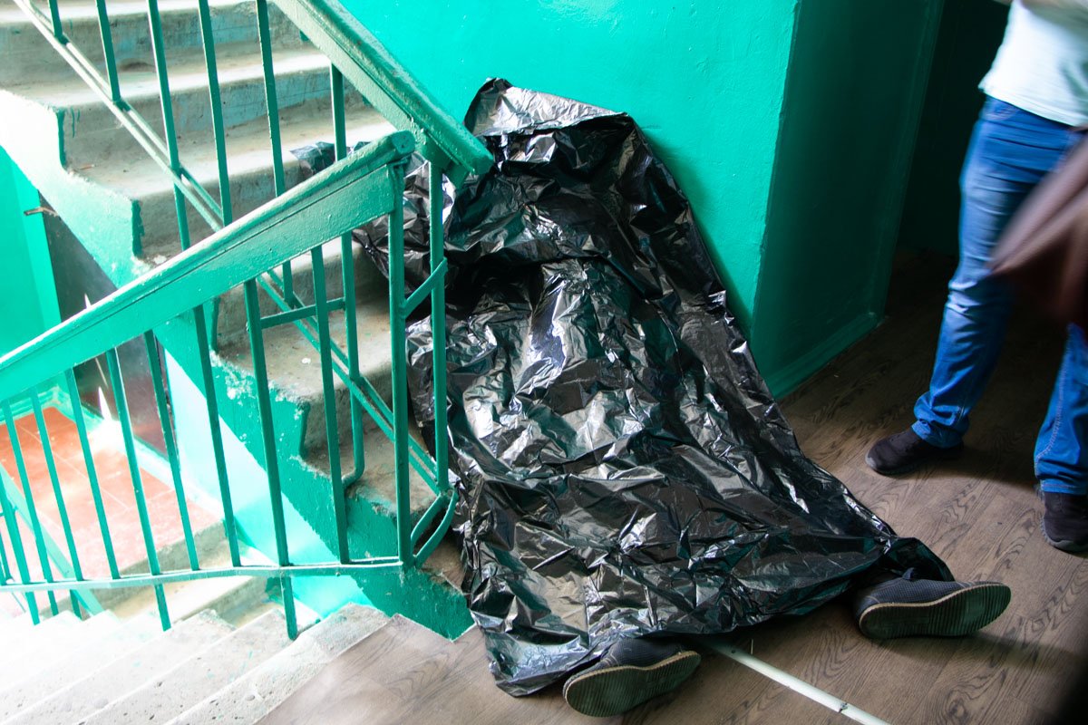 На вид мужчине около 30-ти лет На вид мужчине около 30-ти лет