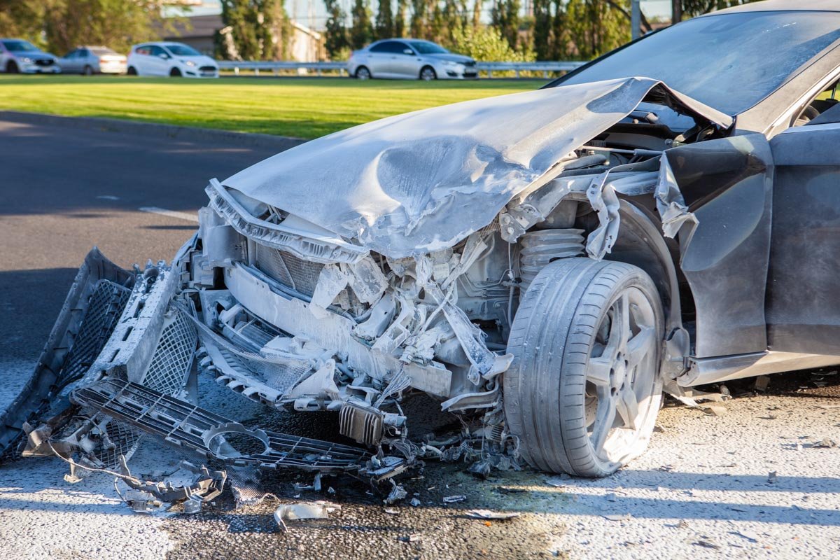 Из-под капота Mercedes виднелось задымление, однако водитель быстро применил огнетушитель