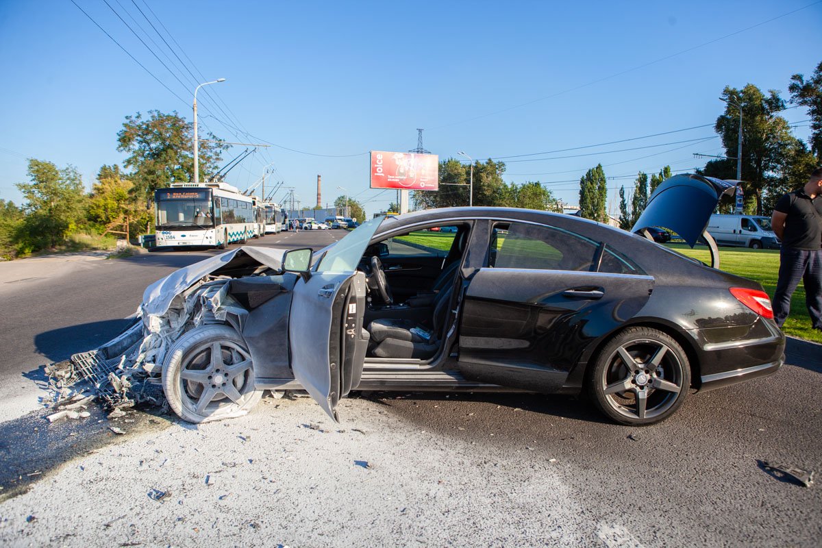 Mercedes ехал по набережной в сторону центра