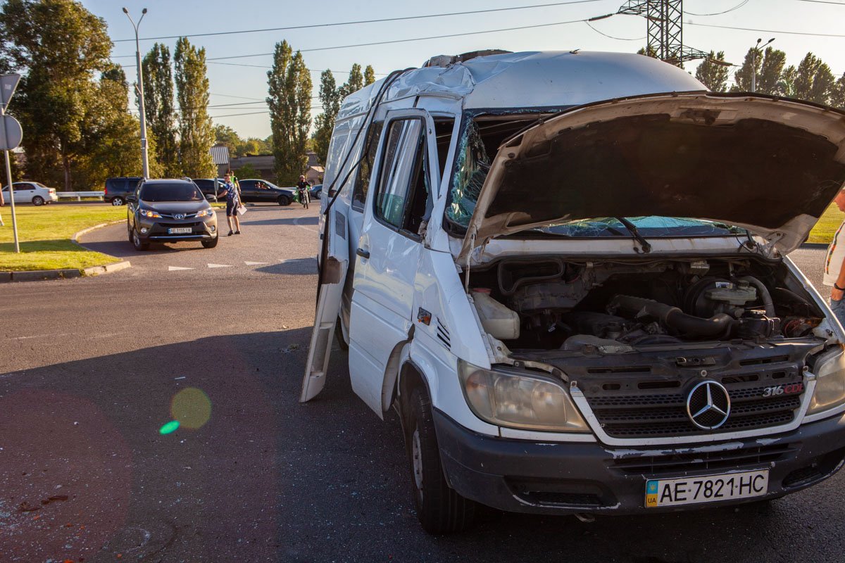После столкновения Sprinter пару раз перевернулся