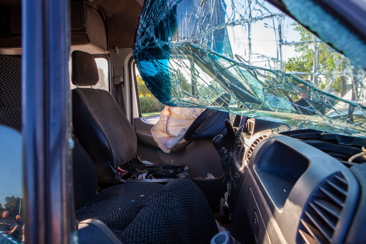 Водитель легкового авто от госпитализации отказался, ему оказали помощь на месте