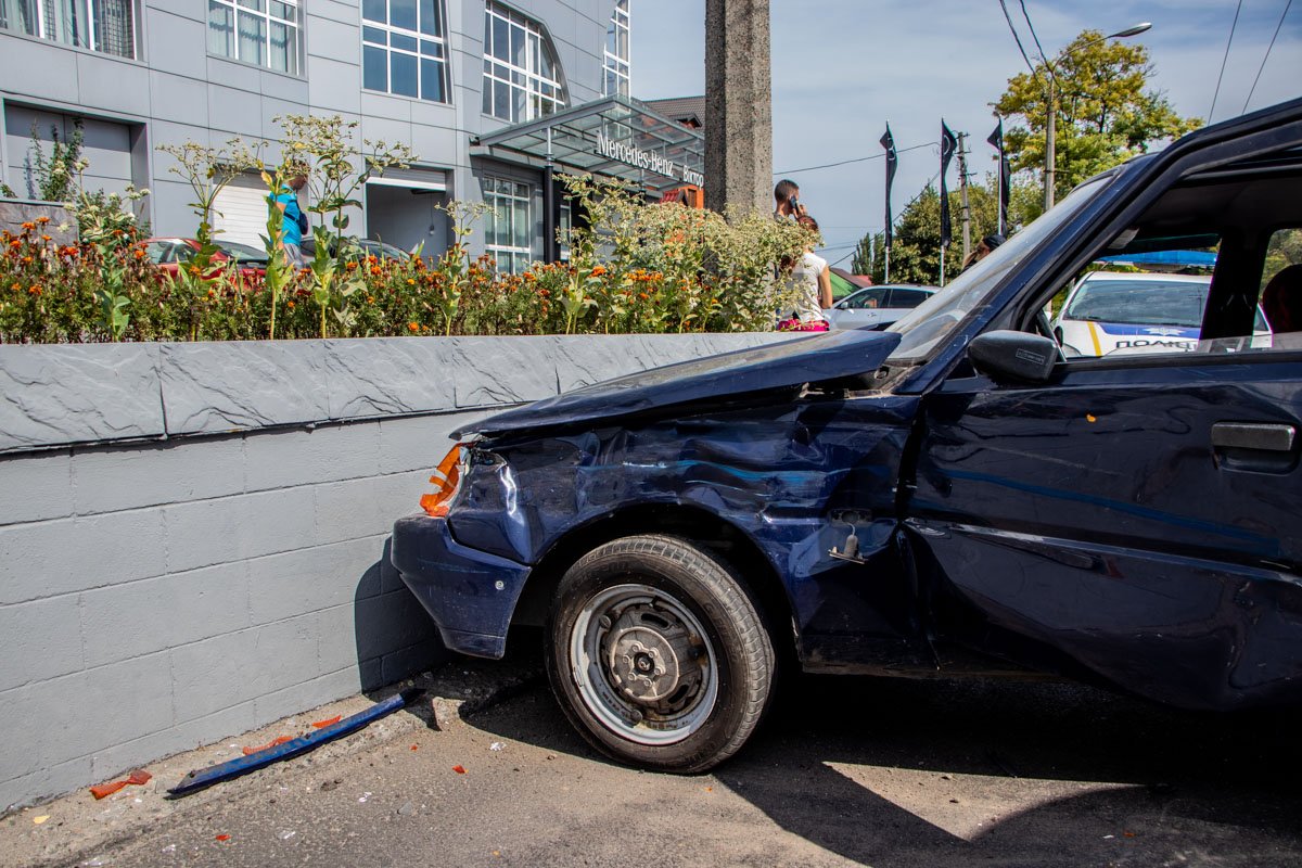 Автомобиль отлетел в парапет Автомобиль отлетел в парапет