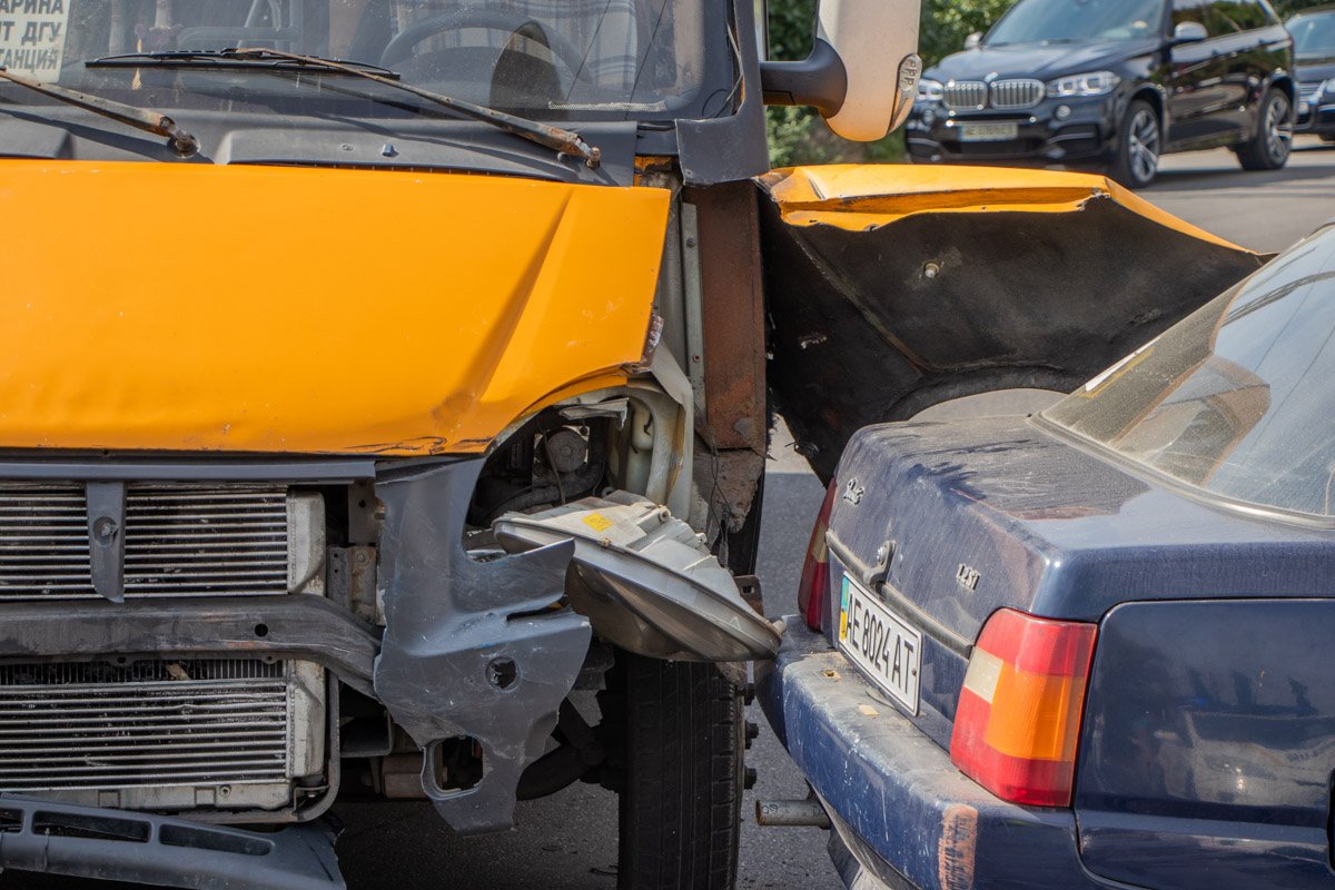 Водителя легковушки с места аварии забрала скорая помощь Водителя легковушки с места аварии забрала скорая помощь