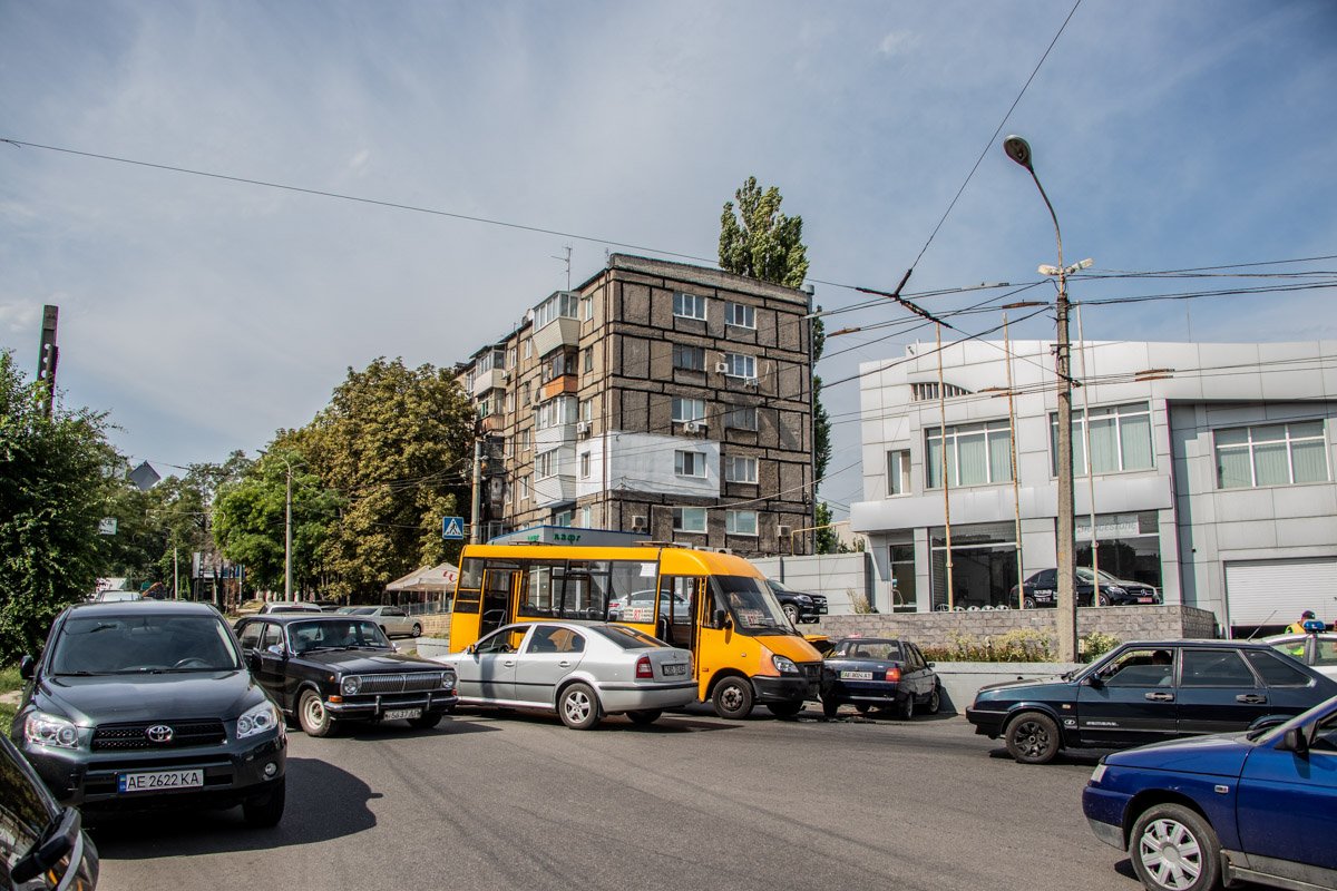 На перекрестке временами собирается пробка На перекрестке временами собирается пробка