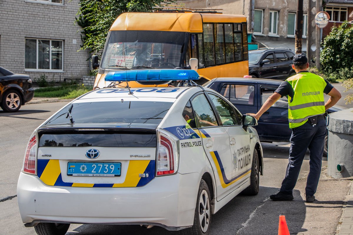 Место аварии оградили дорожными конусами Место аварии оградили дорожными конусами