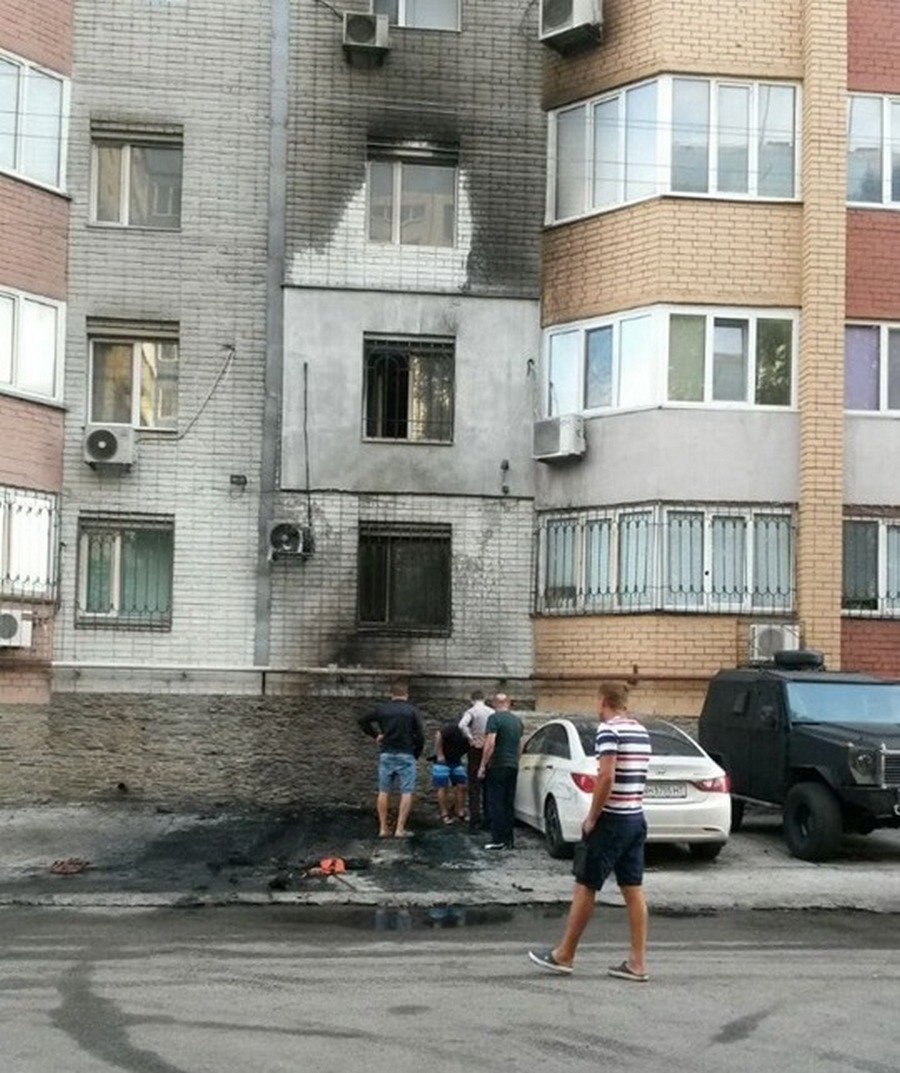 Пожар был настолько сильный, что столб пламени обпалил фасад дома