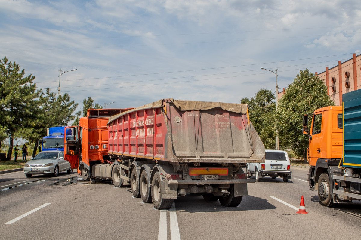 Предварительно, водитель одного из длинномеров пытался развернуться в районе металлобазы Предварительно, водитель одного из длинномеров пытался развернуться в районе металлобазы