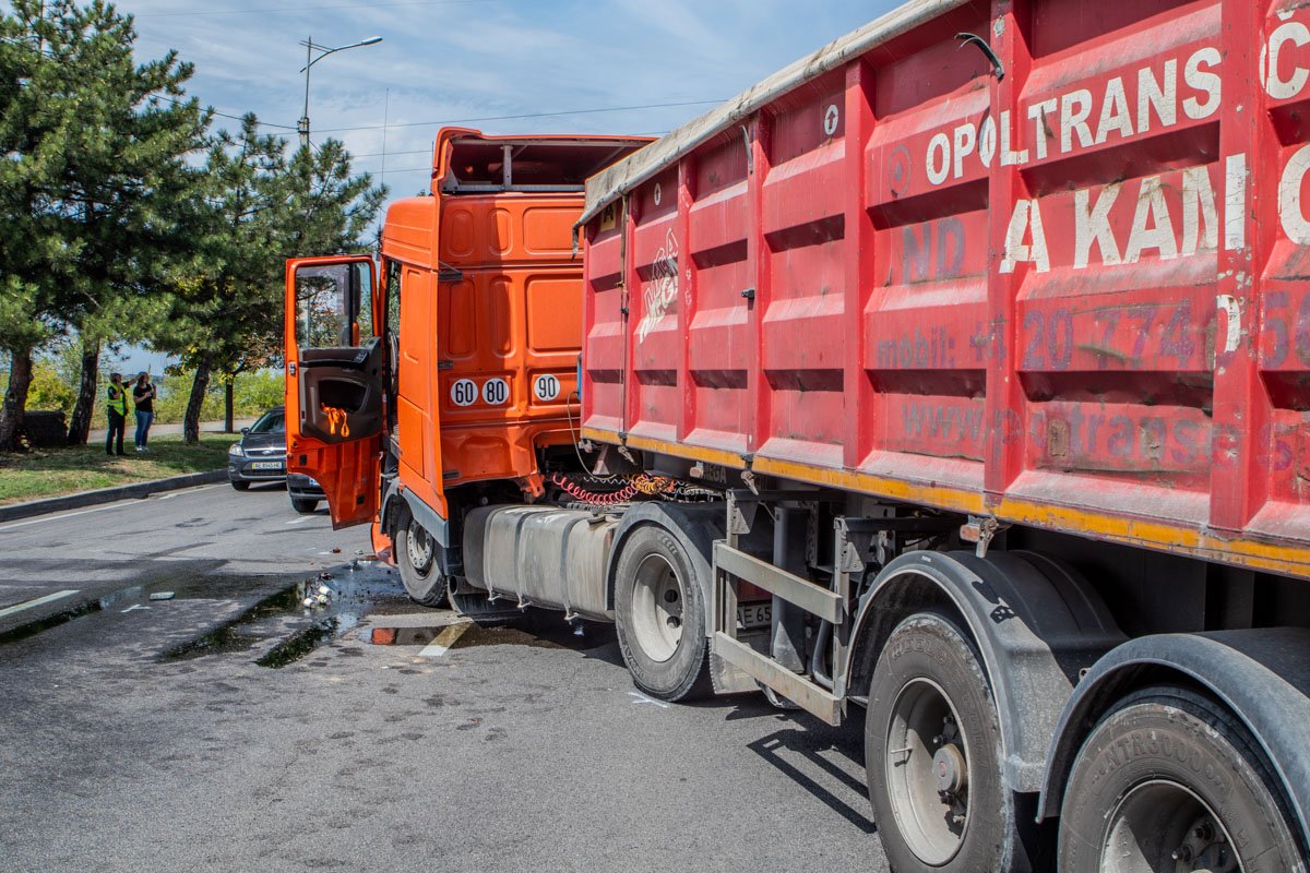 Из-за аварии движение транспорта было временно парализовано Из-за аварии движение транспорта было временно парализовано