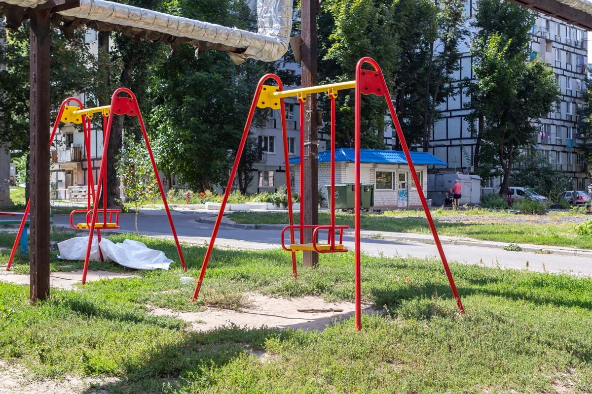 Тело мужчины нашли возле магазина, который находится напротив детской площадки