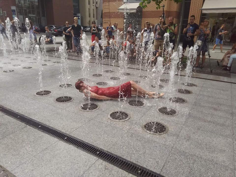 Художница пролежала 20 минут в фонтане