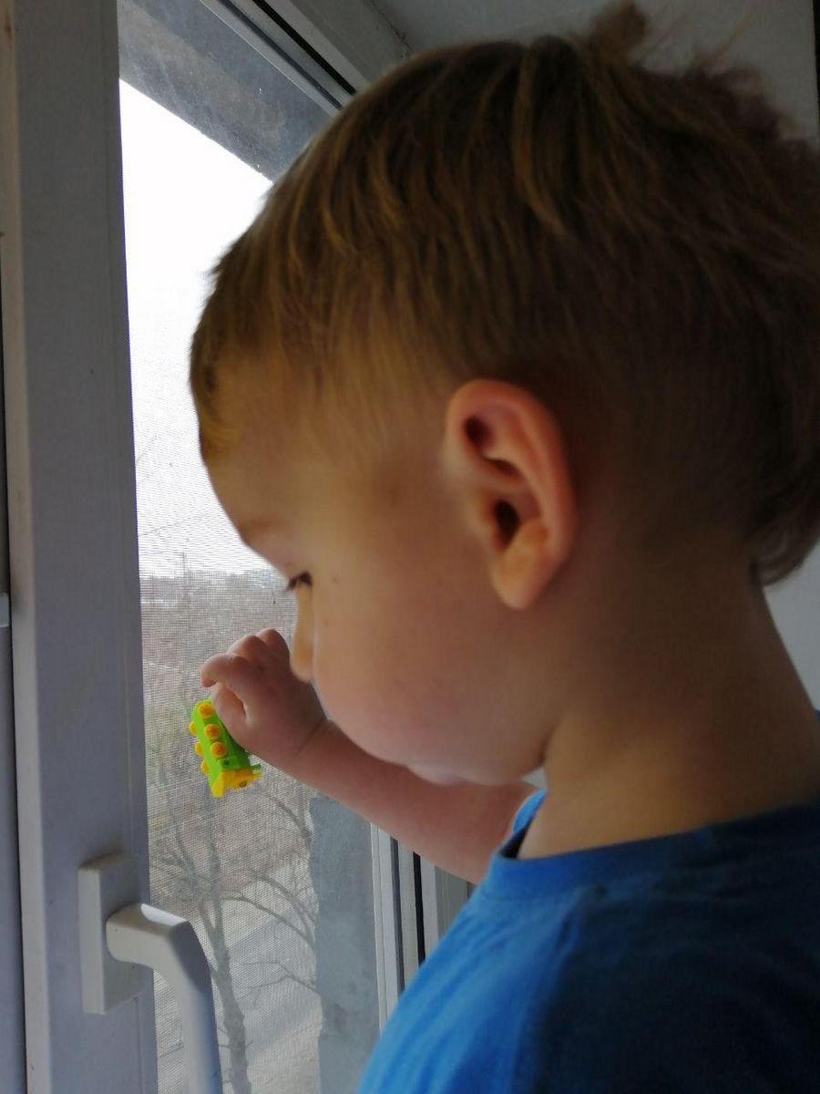 Ребенок выпал из окна 4-го этажа