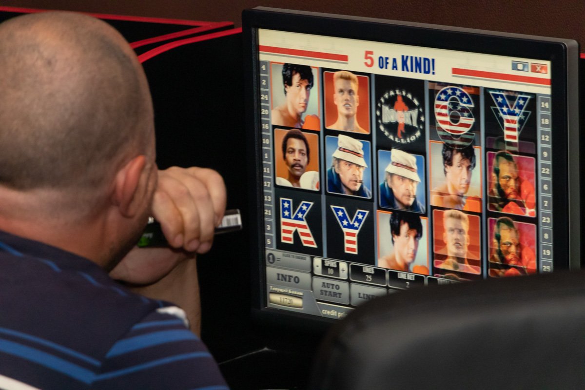 Залы с незаконными игровыми автоматами можно найти в любом районе города Залы с незаконными игровыми автоматами можно найти в любом районе города