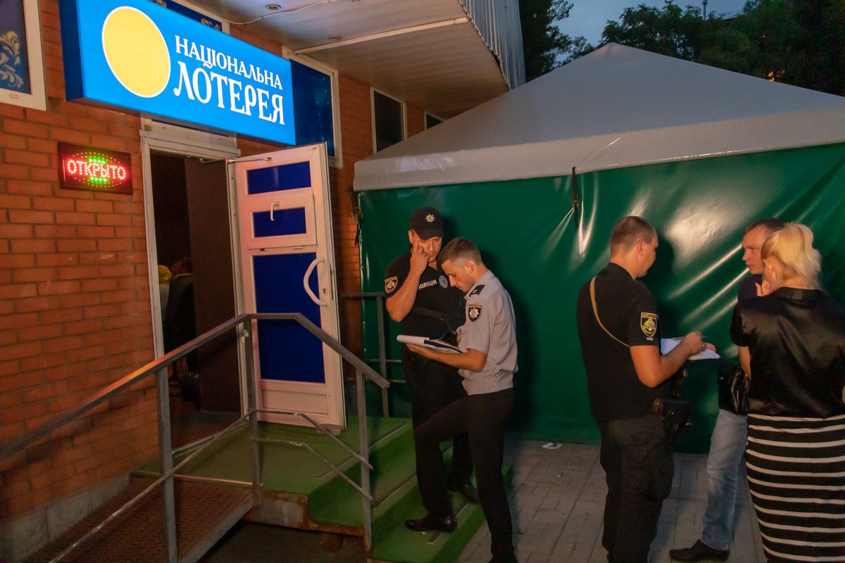 Первым делом активисты посетили залы с игровыми автоматами на площади Старомостовой Первым делом активисты посетили залы с игровыми автоматами на площади Старомостовой