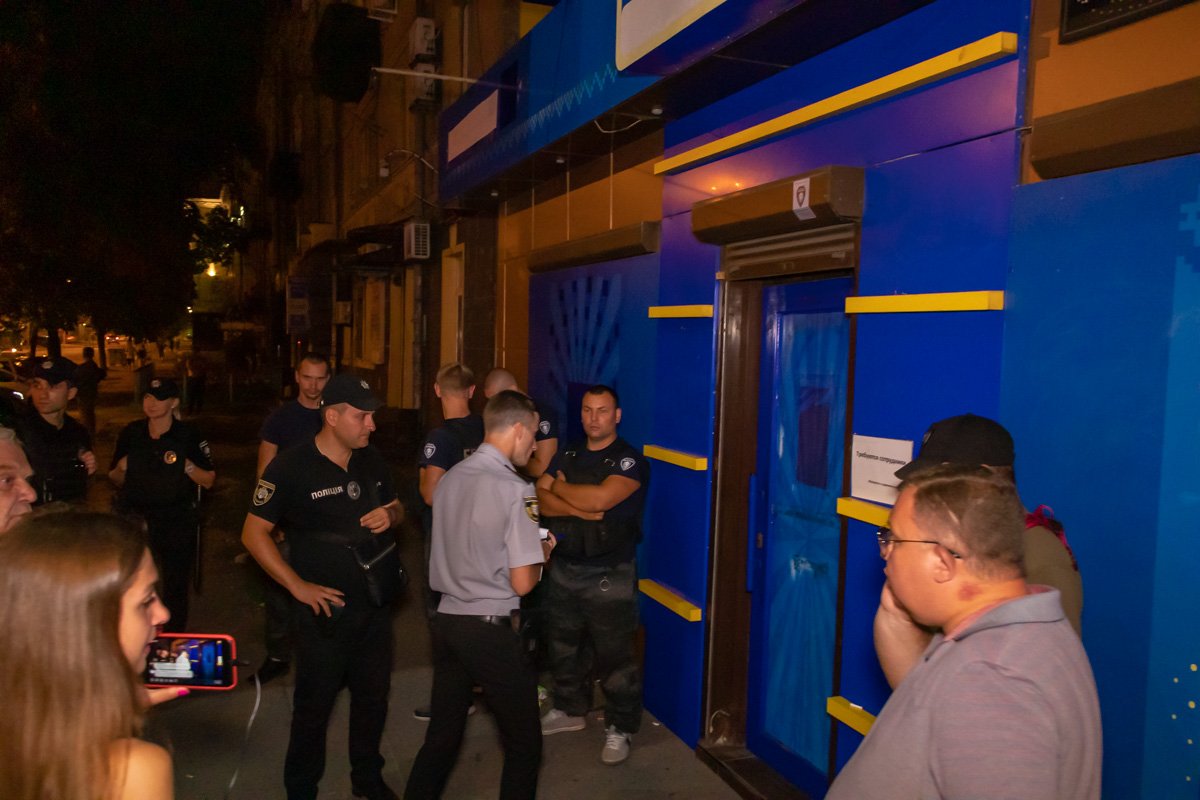 Также на место приехали следователи  Также на место приехали следователи