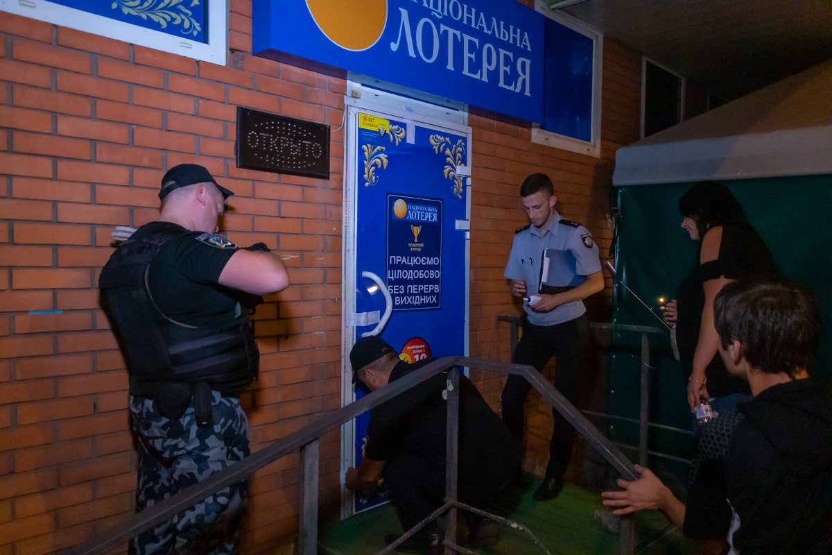 Активисты не сдались и добились своего - два игровых зала на площади Старомостовой опечатали Активисты не сдались и добились своего - два игровых зала на площади Старомостовой опечатали