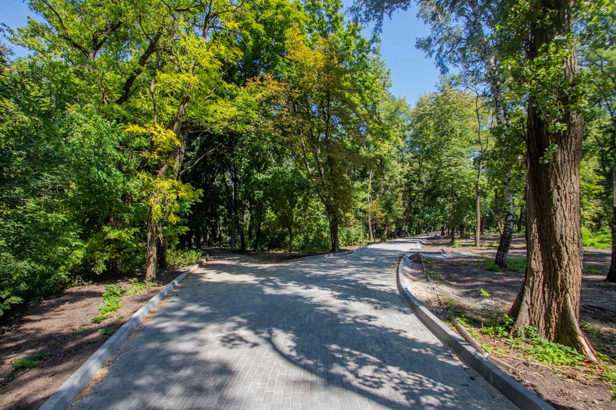 Парк становится опрятнее Парк становится опрятнее