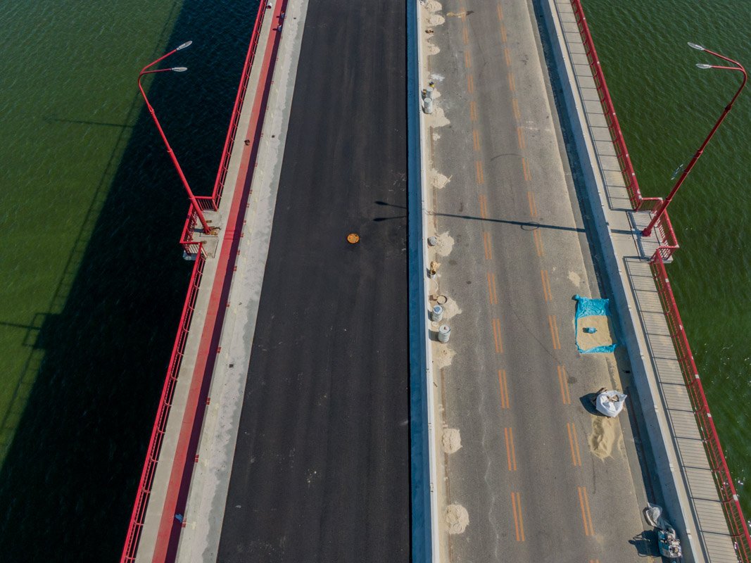 Первый слой асфальта, под которым находится свежеуложенный слой гидроизоляции 