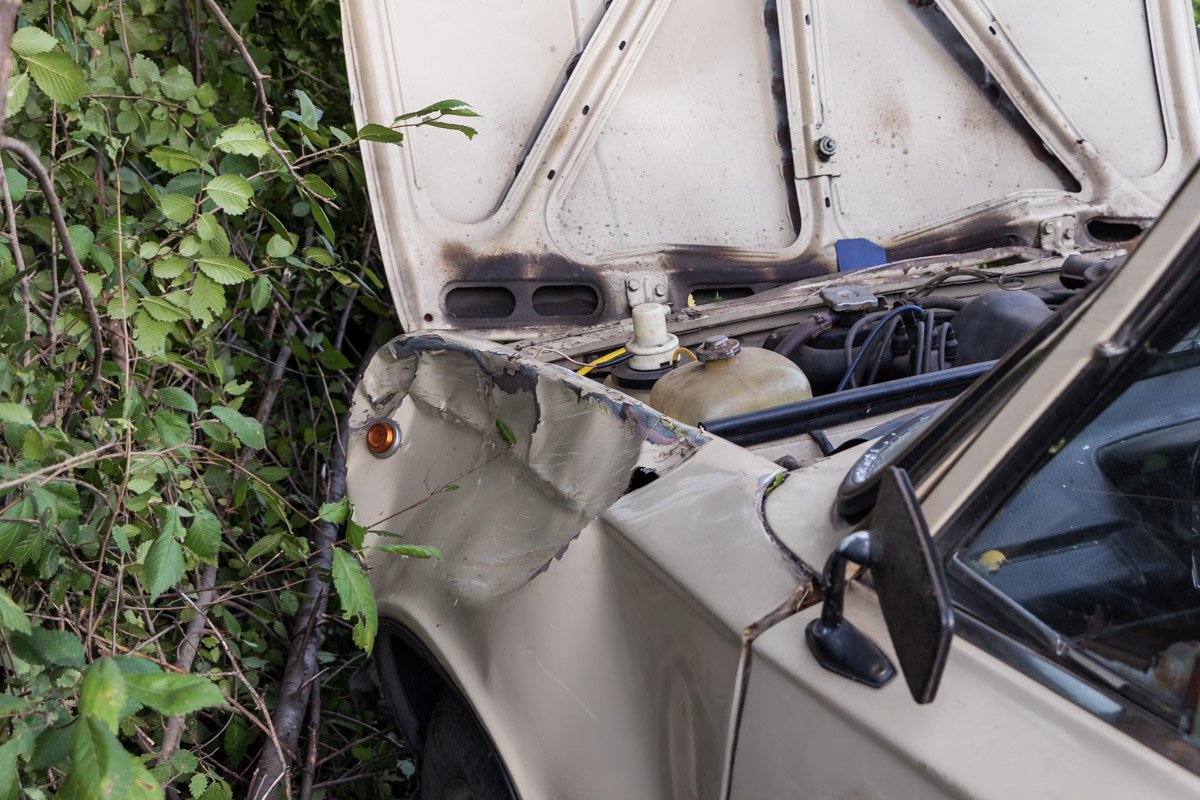 Автомобиль на скорости вылетел в кювет