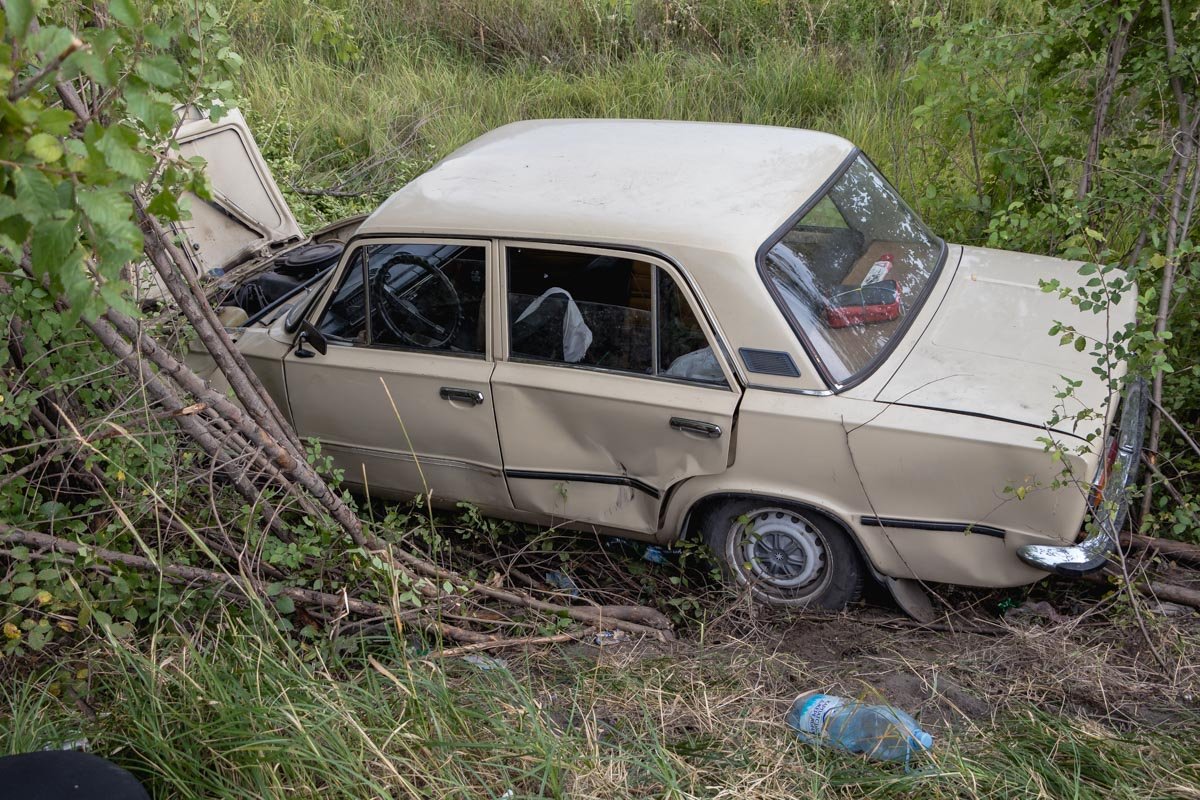 На проезжей части нет ни тормозного пути, ни какого-либо намека на что-то, что помогло бы «сбить» автомобиль в курса