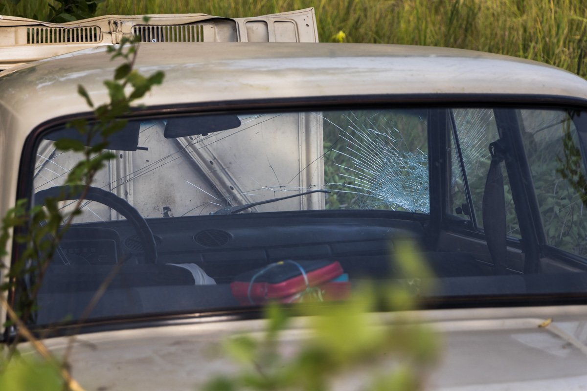 Водителя с ушибом грудной клетки и пассажира с травмой головы медики госпитализировали в городскую больницу