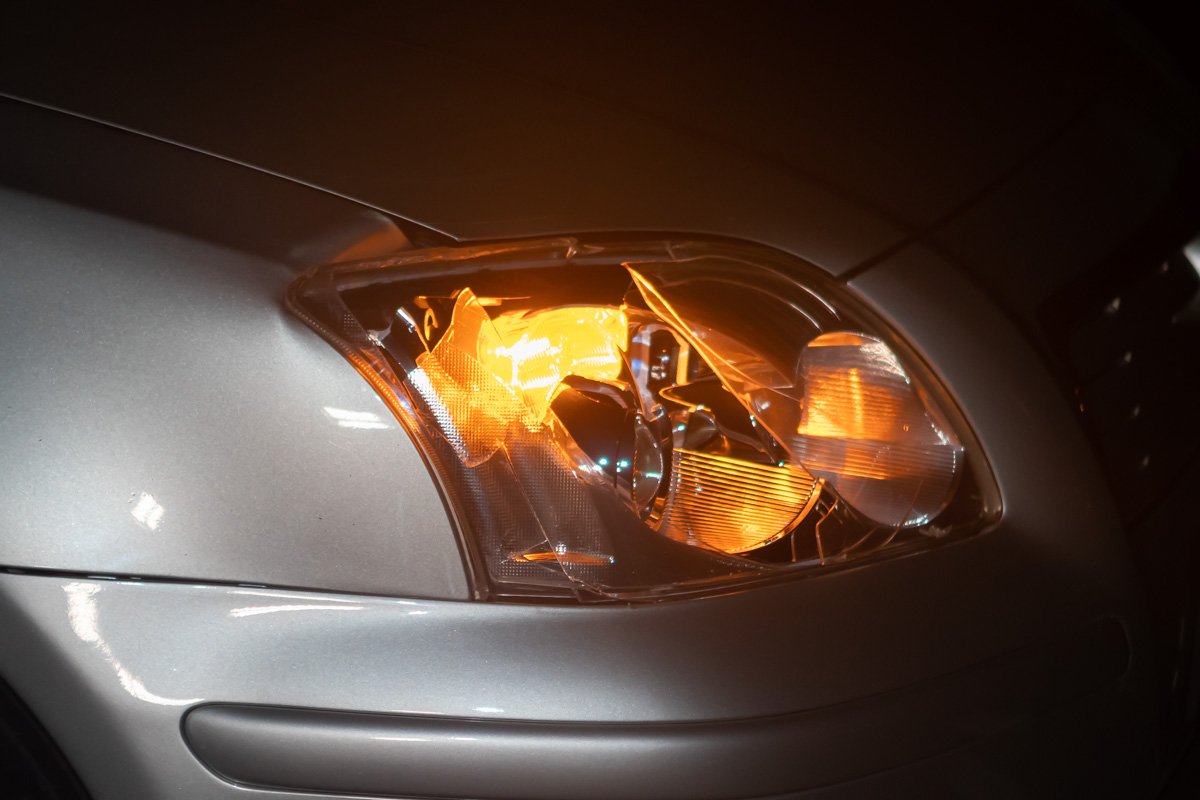 У  Toyota разбита левая фара