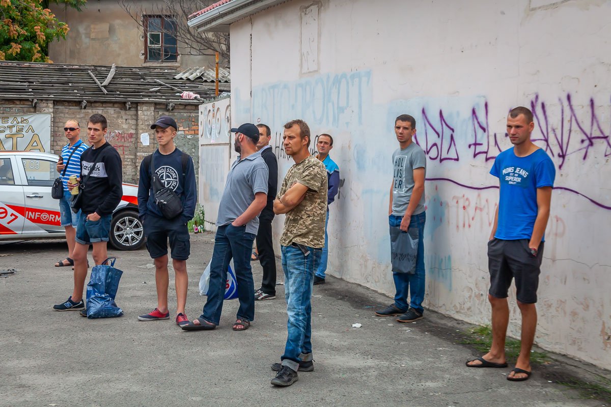 Собрались зеваки