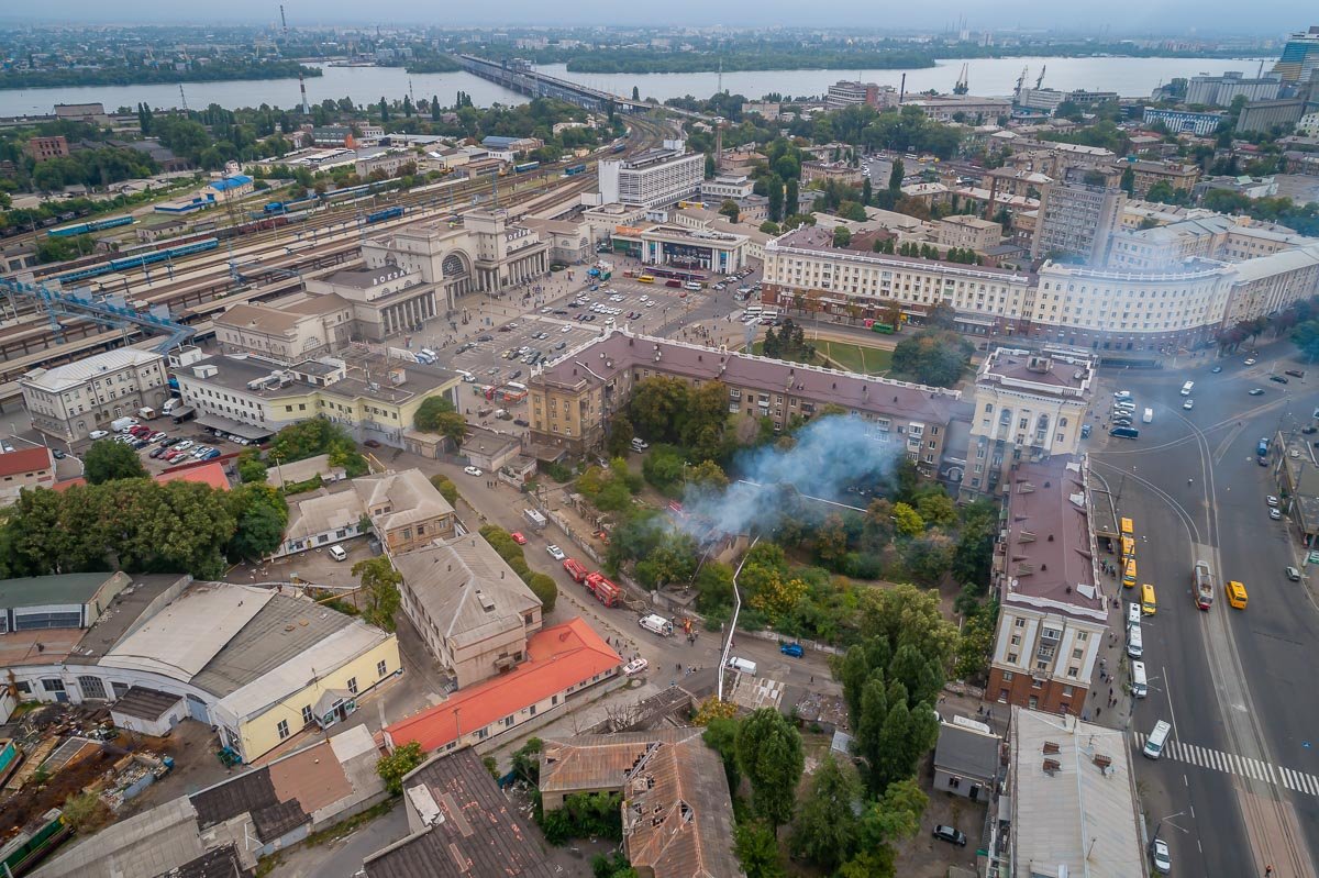 Прохожие советовали спасателям, как делать их работу