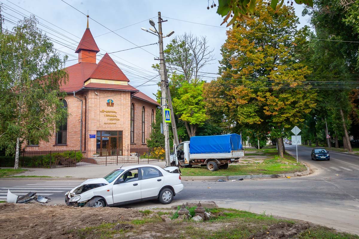 На пересечении Антоновича и Алексеенко столкнулись ГАЗель и Daewoo