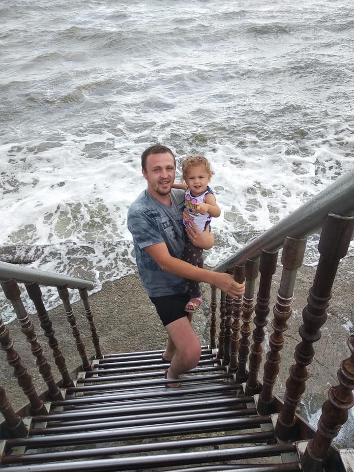 В Днепре простились с 33-летним бойцом, у которого осталась жена и дочь В Днепре простились с 33-летним бойцом, у которого осталась жена и дочь