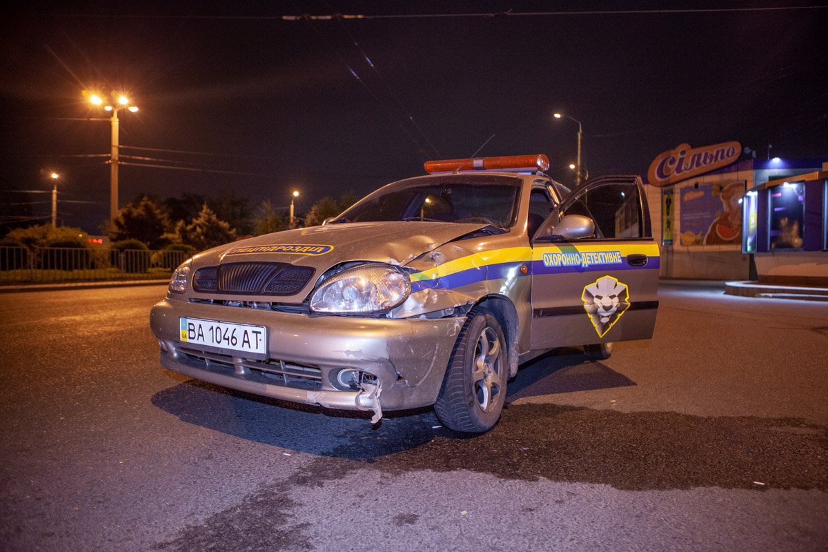 Автомобиль охраны "Леон" въехал в Skoda