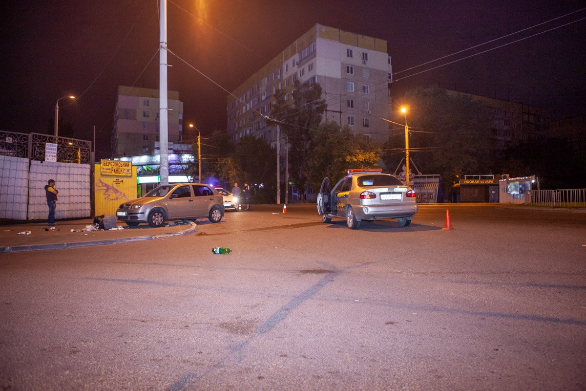 Skoda откинуло на тротуар