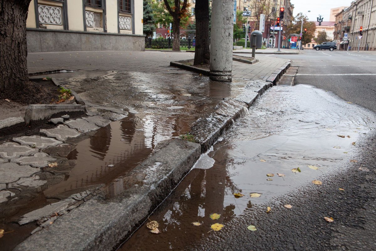 Далее вода стекает в ливневки