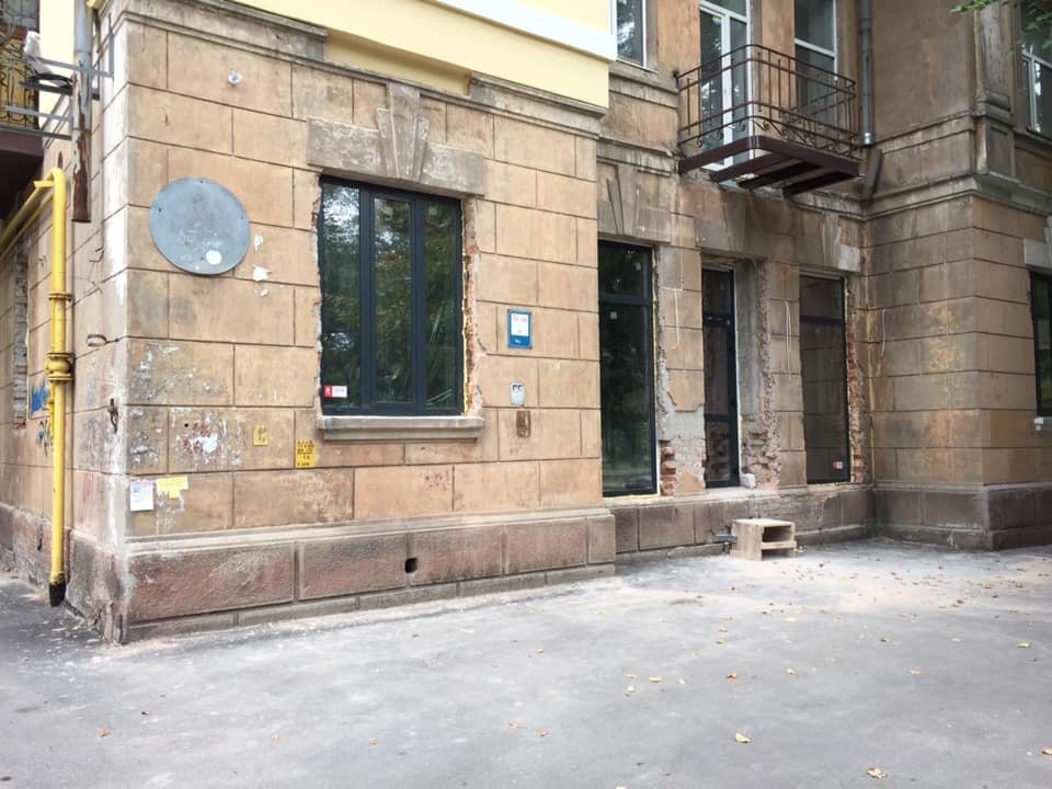 В Днепре люди испортили памятник архитектуры В Днепре люди испортили памятник архитектуры