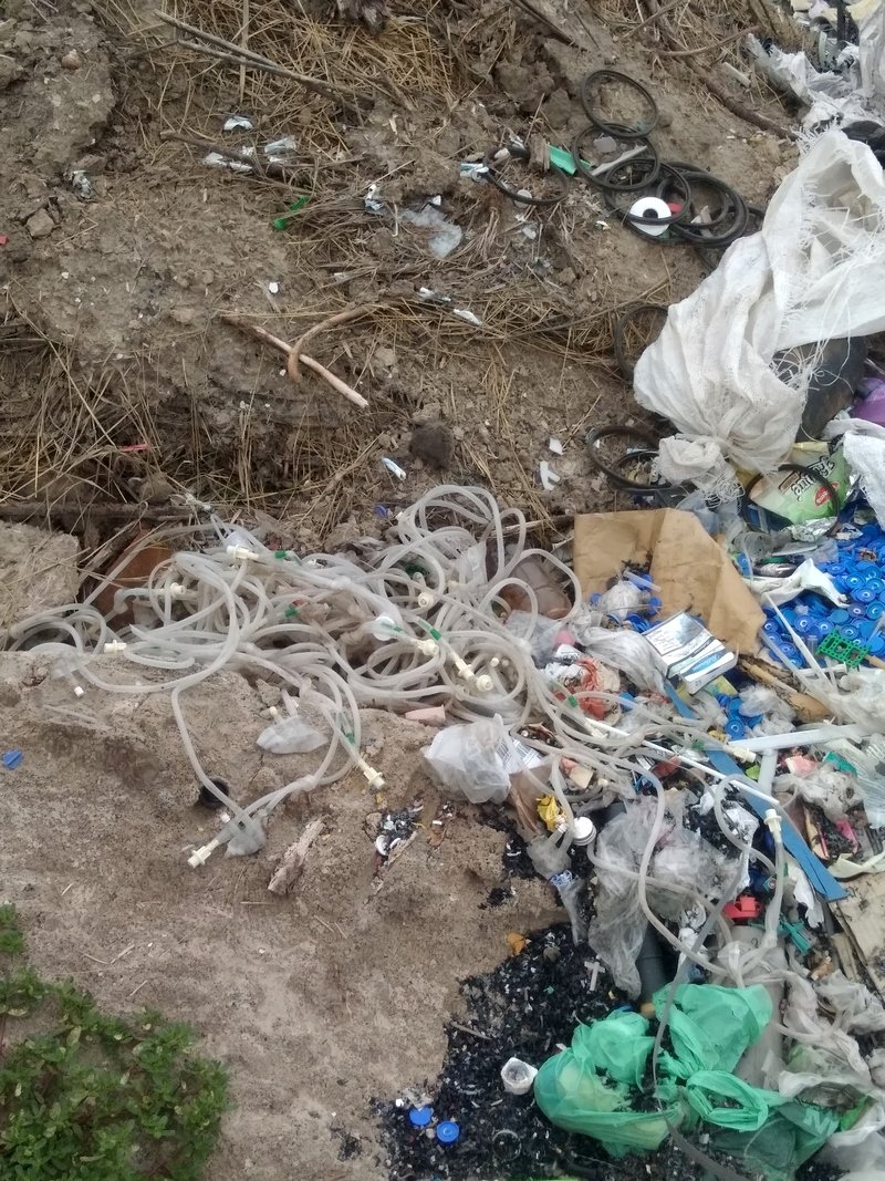 Отходы просто лежат посреди леса 