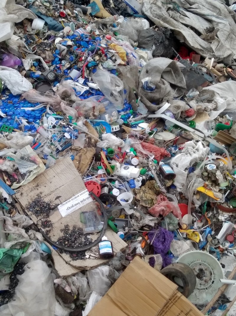 Такой мусор должен храниться в контейнерах или пакетах