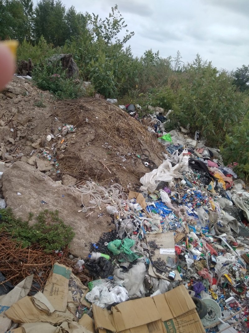 Стихийная свалка опасных отходов