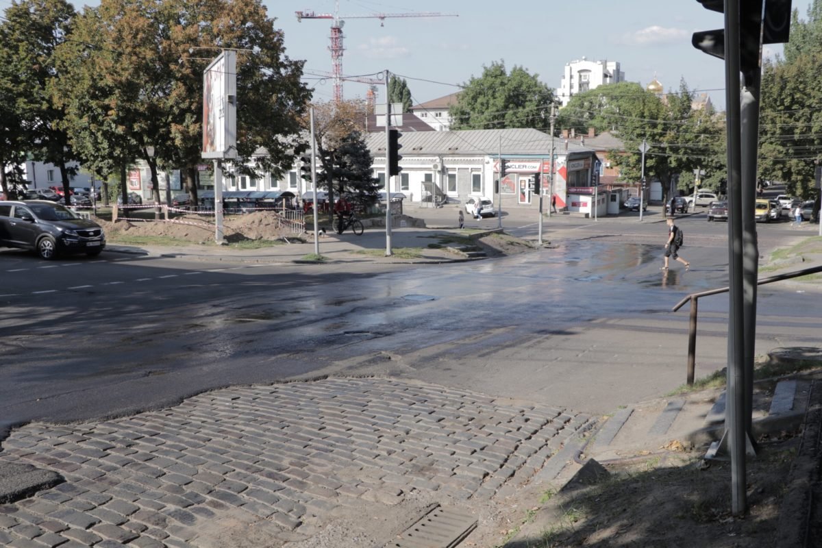 В центре прорвало канализацию В центре прорвало канализацию