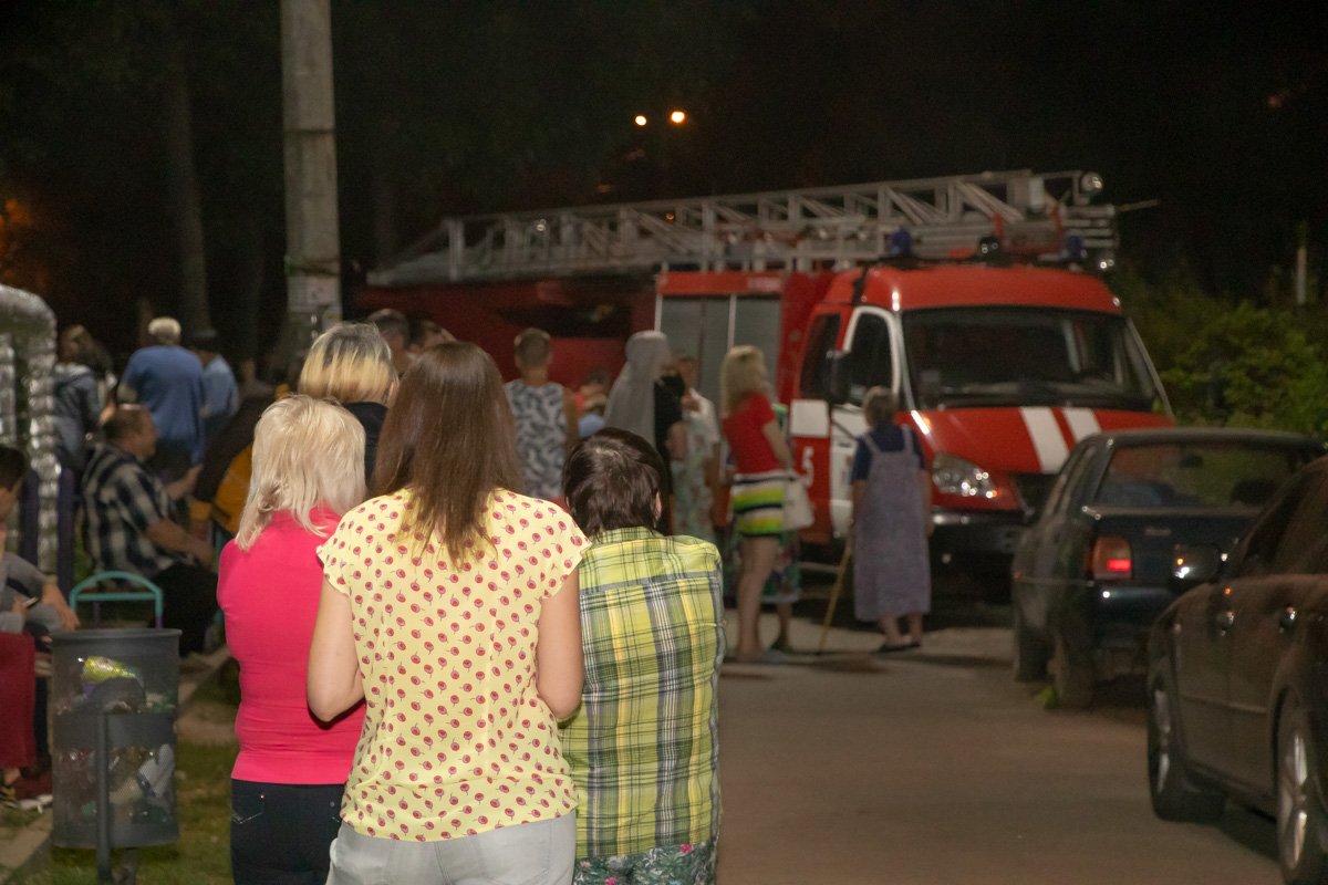 Услышав запах дыма, люди вышли на улицу