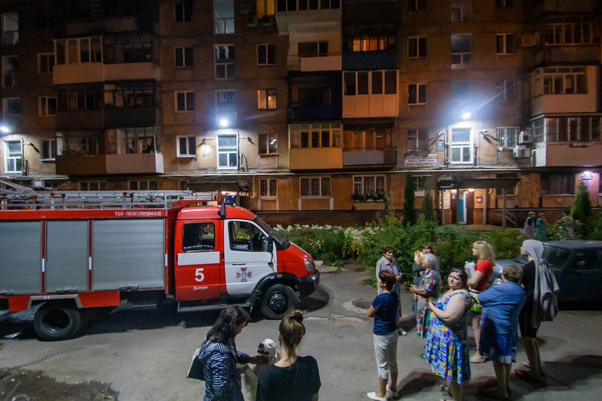 Спасателям потребовалось менее часа, чтобы полностью потушить квартиру