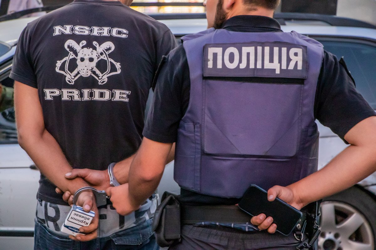 Водитель признался, что под капотом его авто находится тротиловая шашка Водитель признался, что под капотом его авто находится тротиловая шашка