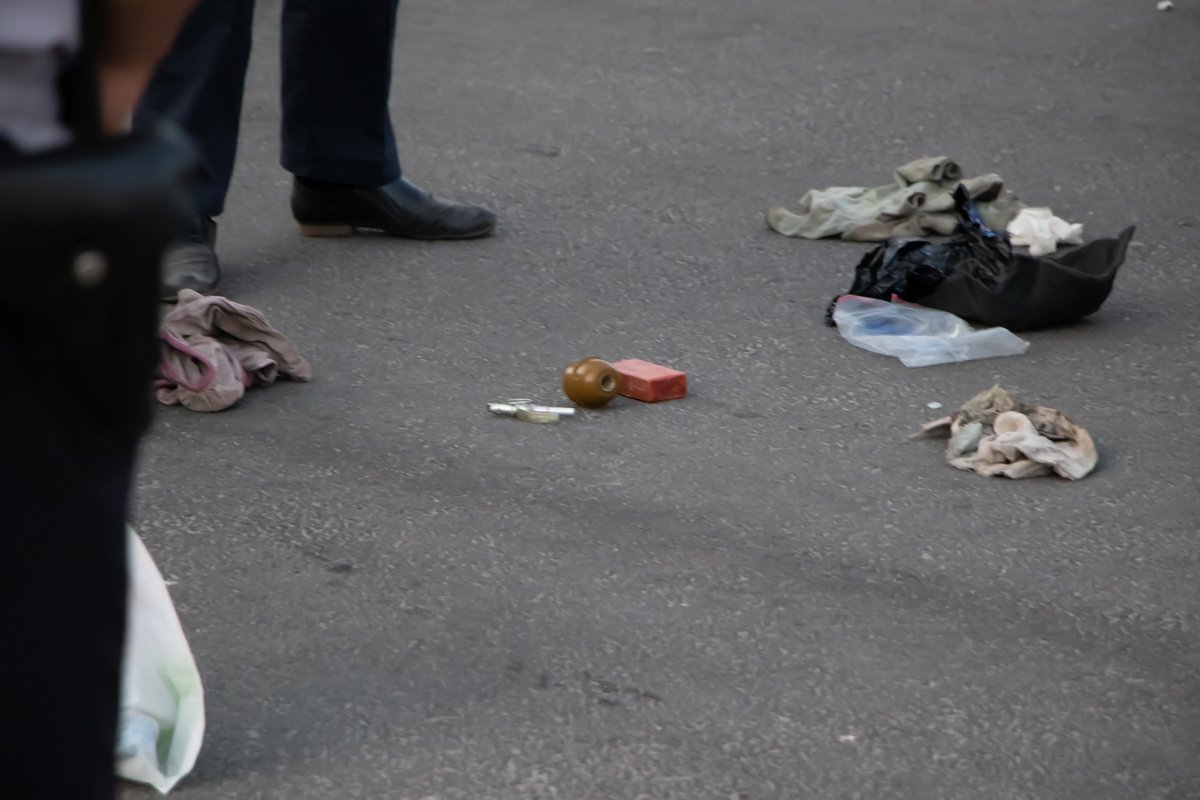 Патрульные немедленно вызвали следственно-оперативную группу, а также сотрудников взрывотехнической службы Патрульные немедленно вызвали следственно-оперативную группу, а также сотрудников взрывотехнической службы