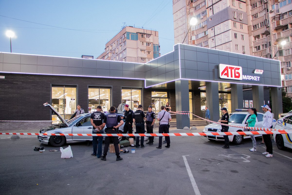 Автомобиль тщательно осмотрели правоохранители Автомобиль тщательно осмотрели правоохранители