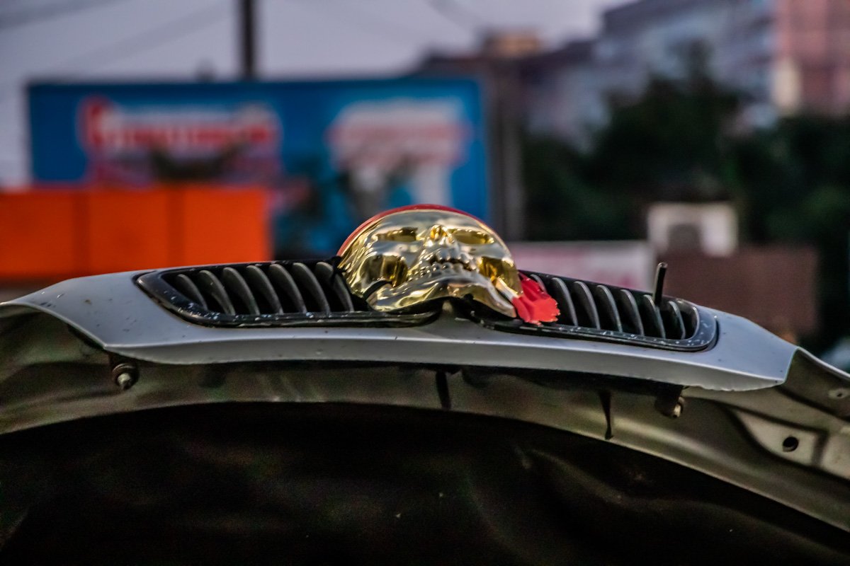 Полицейским предстоит выяснить, откуда у водителя граната и шашка Полицейским предстоит выяснить, откуда у водителя граната и шашка